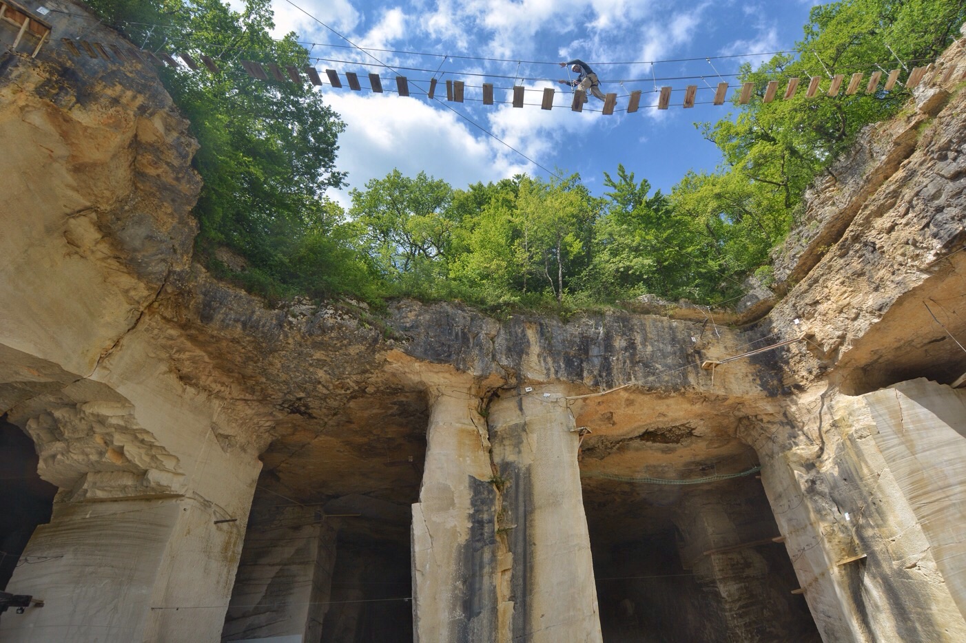 Numéro d’équilibriste au-dessus de la grotte de Champ Retard, en Bourgogne