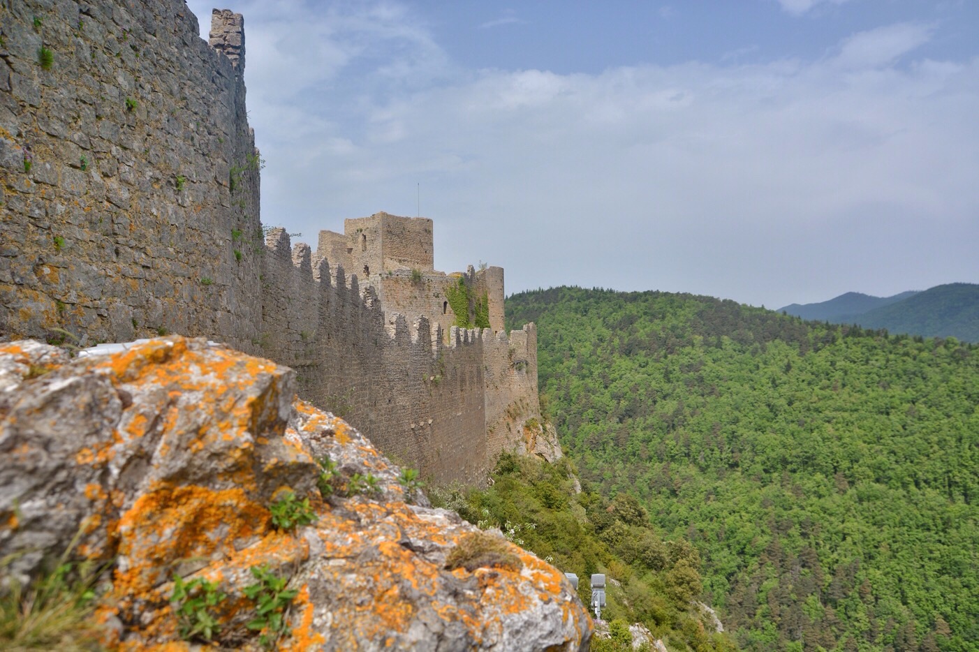 Les remparts du château de Puilaurens dans l'Aude