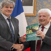 Christian Franqueville, député des Vosges, a remis le 8 septembre 2015 au Ministre Stéphane Le Foll, son rapport sur le déséquilibre de la balance commerciale de la filière française forêt-bois.