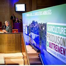 Photo du Ministre à la tribune de la deuxième conférence « Produisons autrement » au CESE le 2 avril 2014