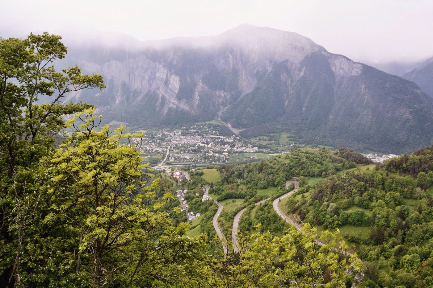 Les célèbres lacets de l'Alpe d'Huez et le bourg d'Oisans