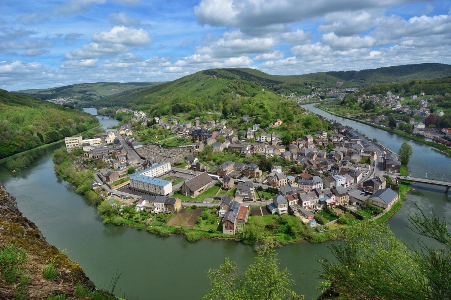 Village sur les rives de la Meuse