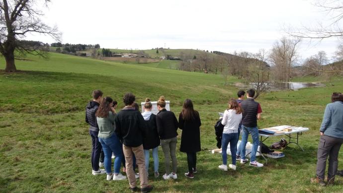 Des élèves du lycée agricole George Sand sont réunis à l'extérieur.