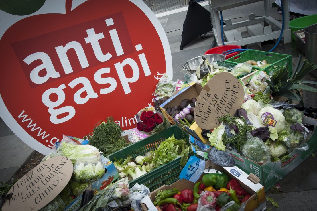 Logo "anti-gaspi" devant des fruits et légumes.