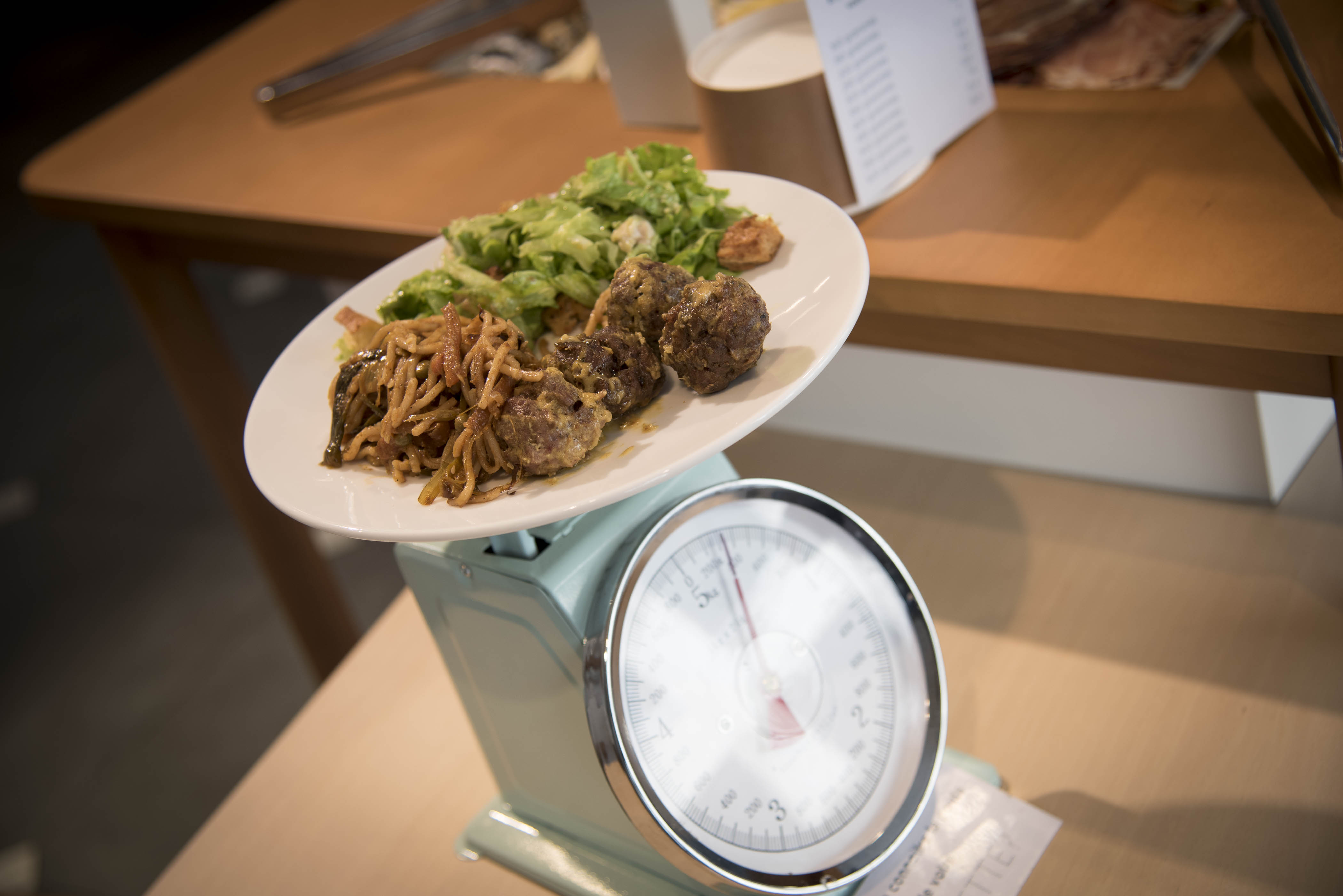 La balance sur laquelle les clients sont invités à peser leur assiette après s'être servis au buffet