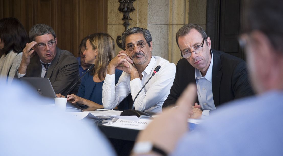 Crédit ci-après