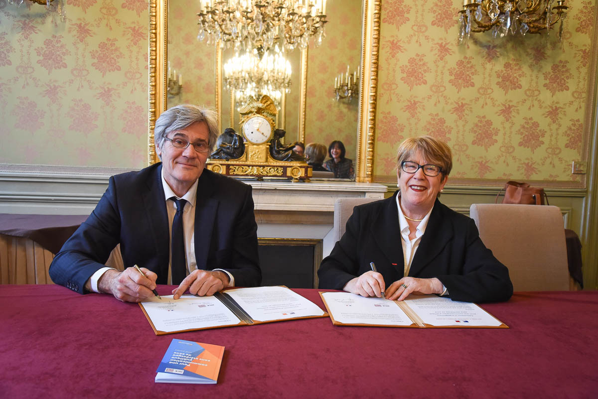 Ci-après crédit