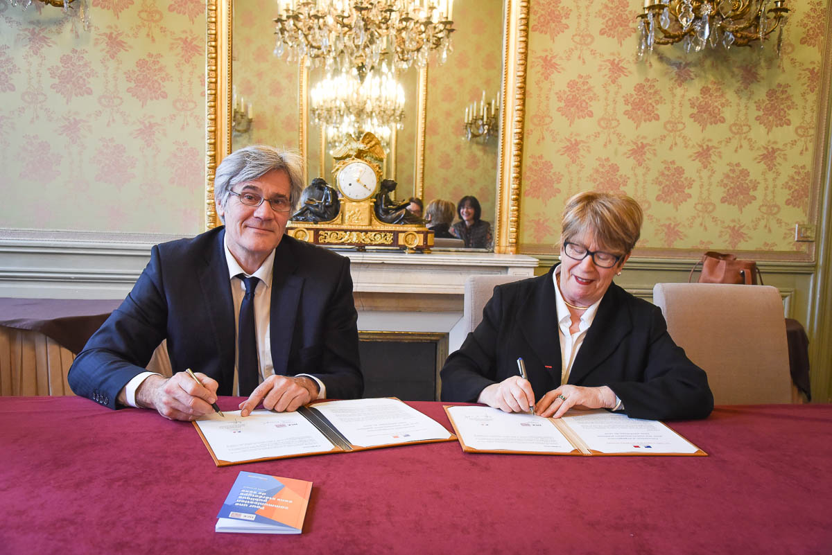 Ci-après crédit