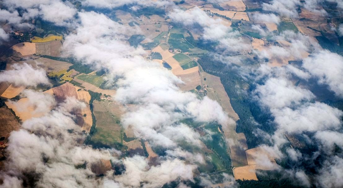 Paysage agricole vu du ciel à travers les nuages