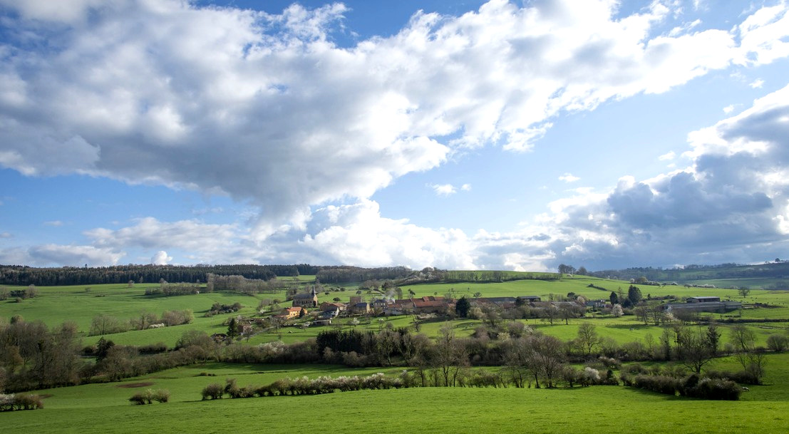 Paysage rural avec le village de Signy-Montlibert 