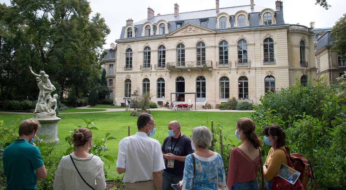 Visiteurs dans le jardin du ministère à l'occasion des Journées européennes du patrimoine