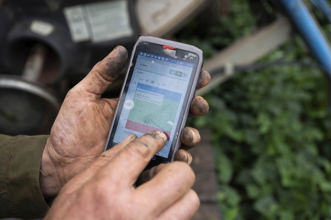 Agriculteur consultant son smartphone