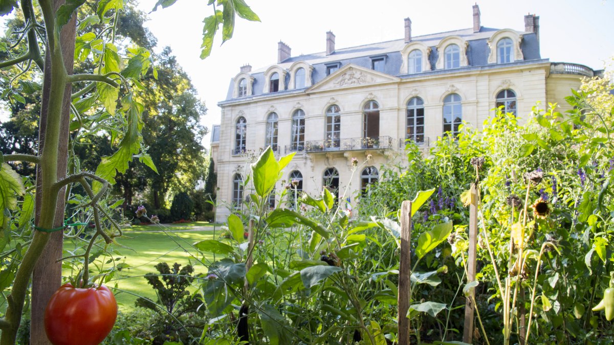 L'hôtel de Villeroy vu depuis les jardins du ministère de l'Agriculture et de la Souveraineté alimentaire