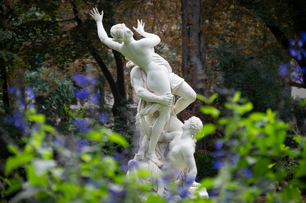 Statue de l’enlèvement de Proserpine par Pluton dans les jardins du ministère de l'agriculture