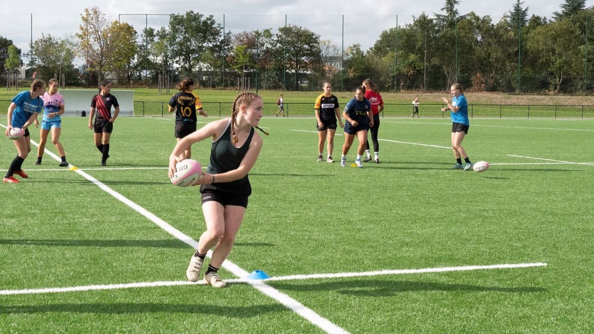 Élèves de l'enseignement agricole jouant au rugby