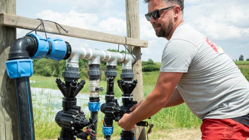 Simon Mermet gère l'irrigation