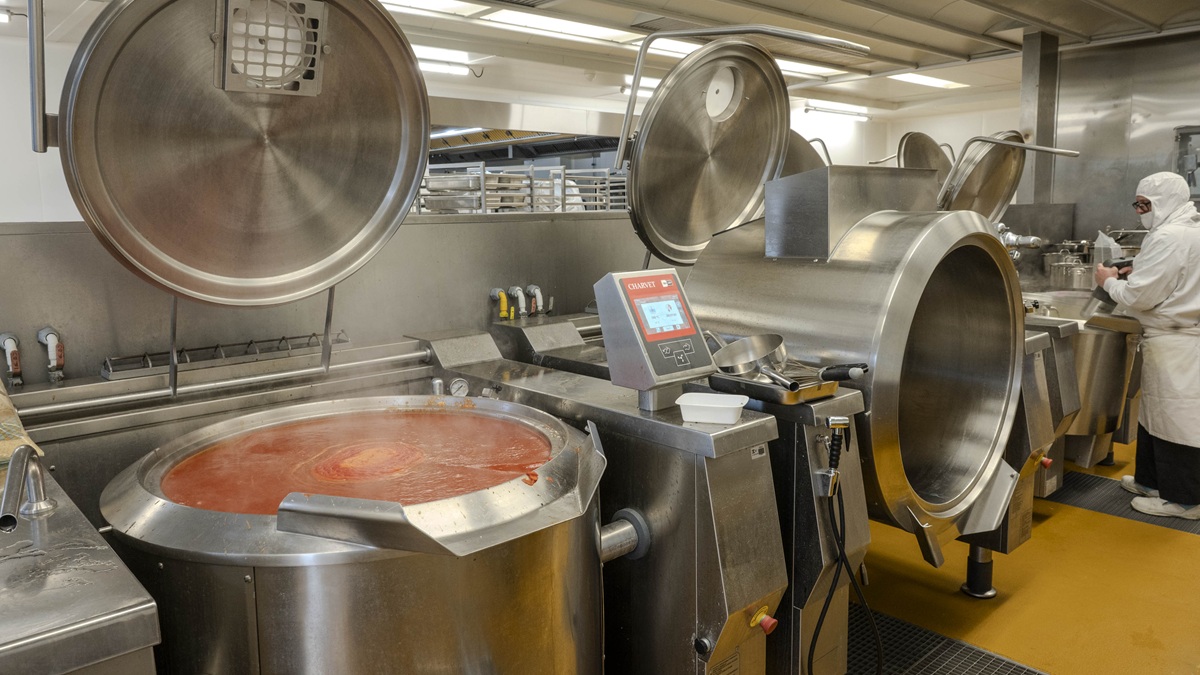 Marmites géantes pour la préparation de sauce en cantine