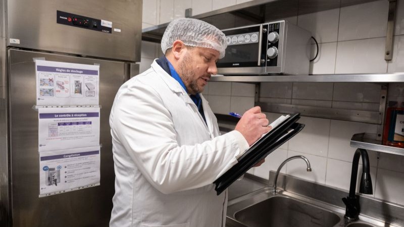 L'inspecteur contrôle la cuisine du restaurant. Voir le crédit sous l'image.