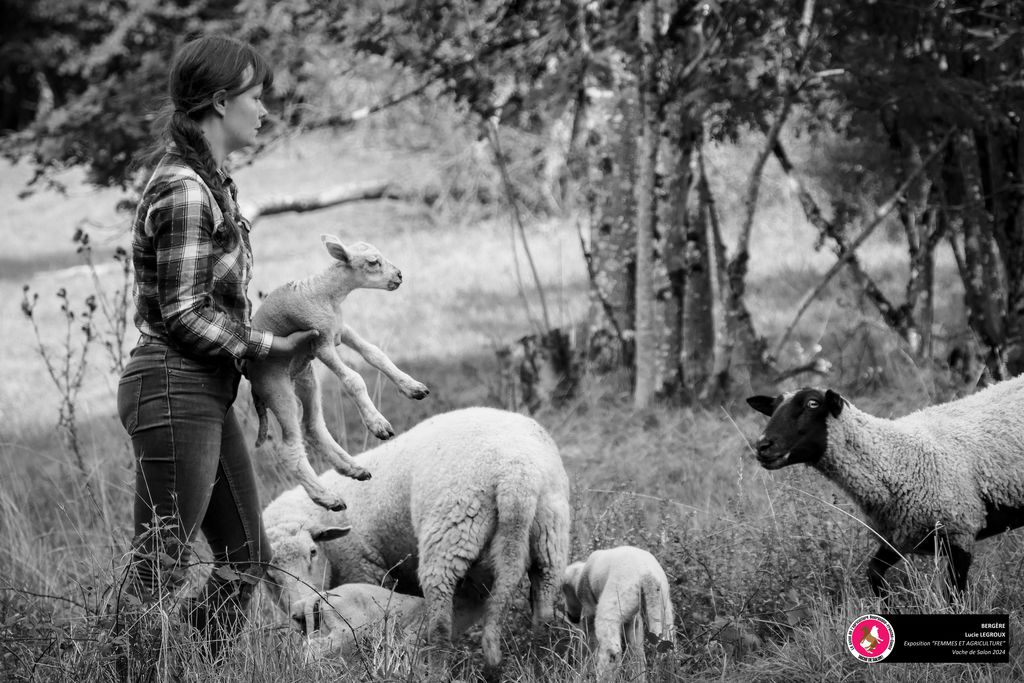 Lucie Legroux, bergère. Photographie réalisée par la commission Femmes et Agriculture de Vache de Salon 2024.