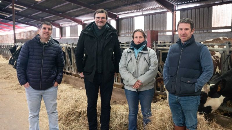 Fabrice Étienne, responsable qualité, Luc Dongé, président de la fromagerie et les deux éleveurs laitiers Aurélie et Cédric Polmard. Voir le crédit et la légende sous l'image.