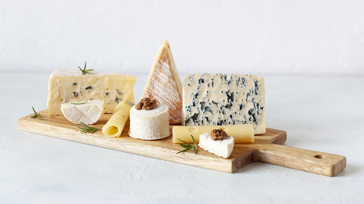 Plateau avec différents fromages