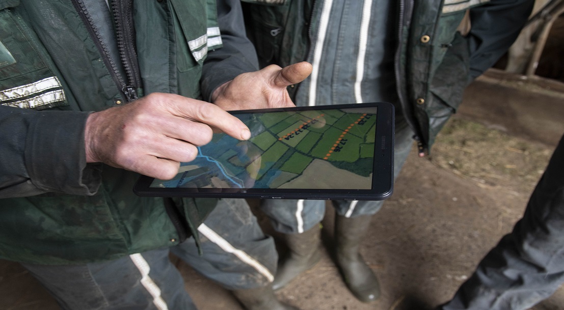 image illustrative : un agriculteur utilise une tablette