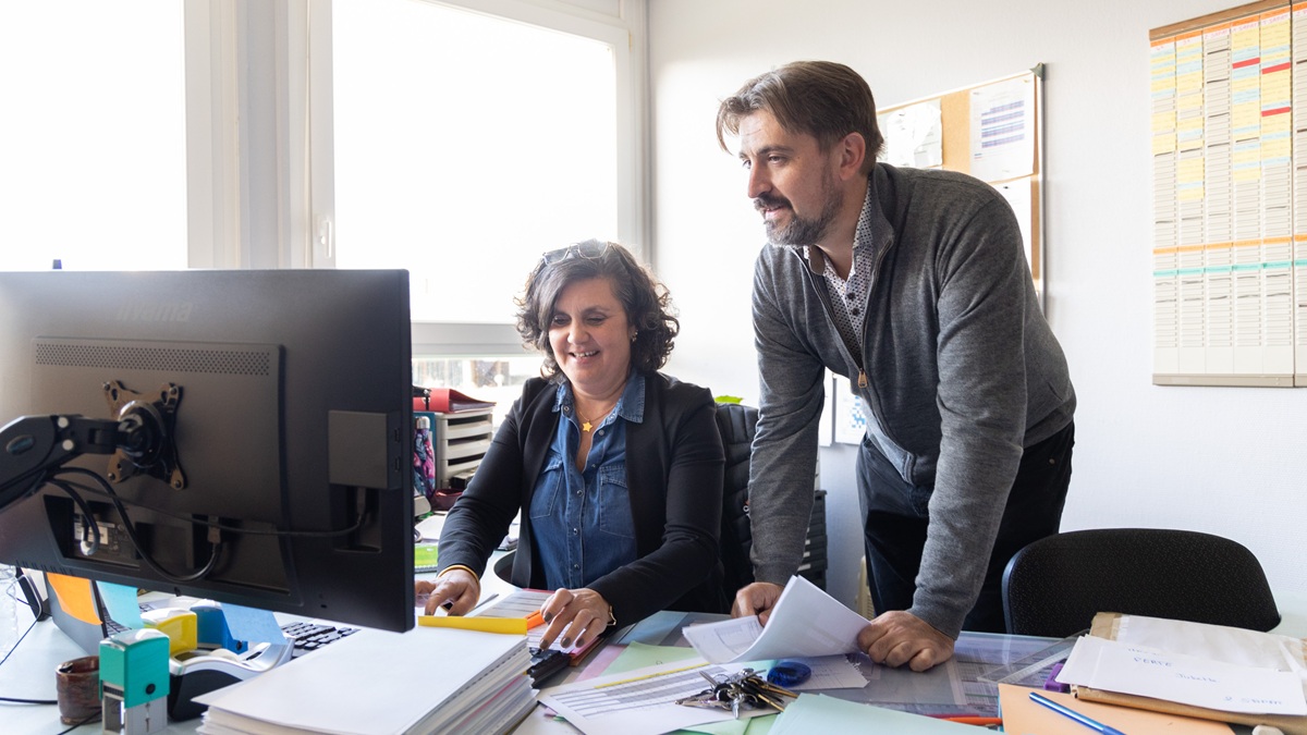 Fabienne Quencez et Thomas Barsou, conseillers principaux d’éducation, devant un ordinateur