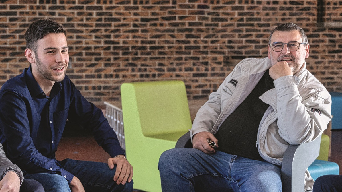 Stephen Bonnessoeur, directeur du campus Terres de l’Aube, entouré d'élèves