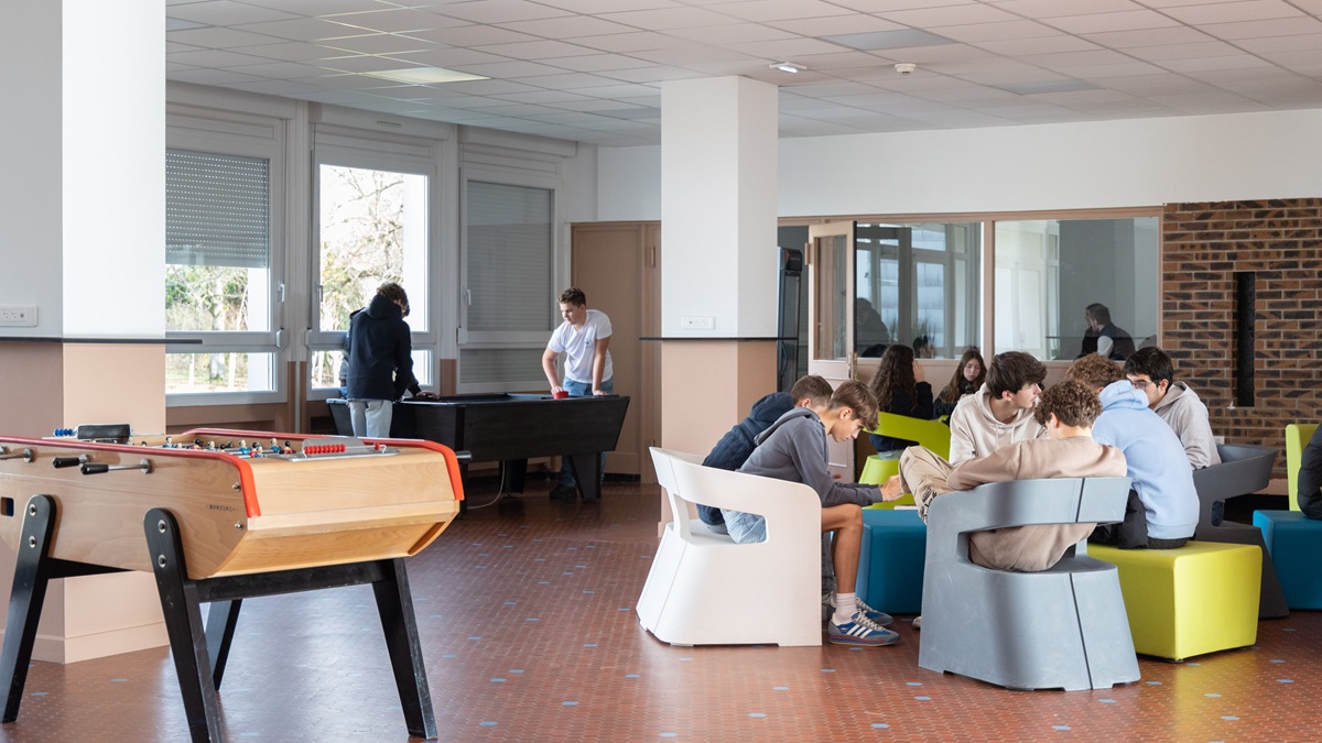 Espace de détente dans un lycée agricole avec chaises, babyfoot et billard