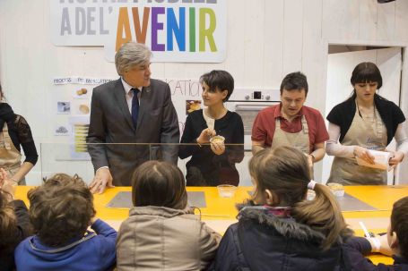 A l'issue du débat, les deux ministres ont prêté main forte à un atelier culinaire de préparation de madeleines aux pépites de chocolat sur le stand du ministère ©Cheick.Saidou/min.agri.fr