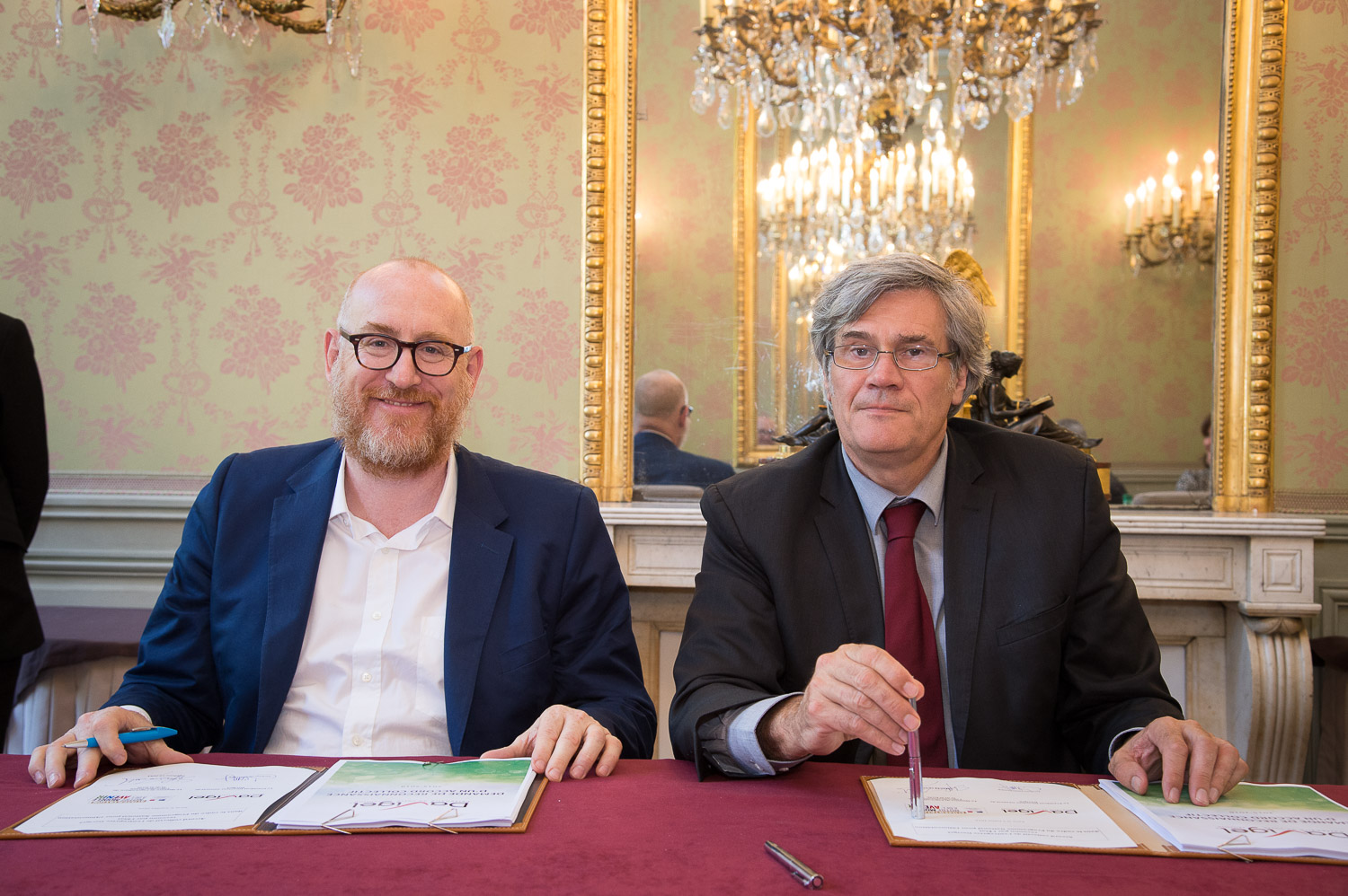 Stéphane Le FOLL, Ministre de l’agriculture, de l’agroalimentaire et de la forêt et Jacques DERONZIER, Président Directeur Général de Davigel en train de signer.