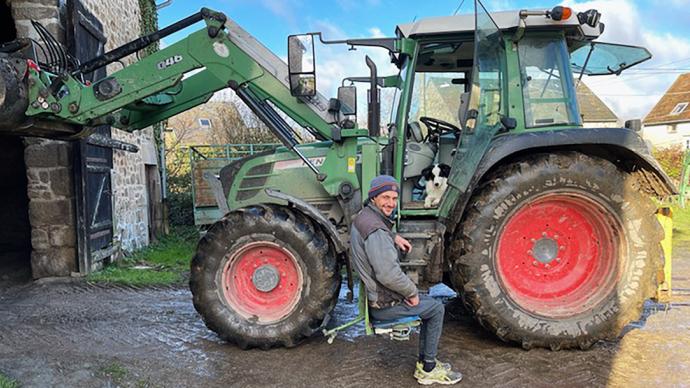 Florian Tournier, éleveur de Limousines en situation de handicap, sur son tracteur adapté
