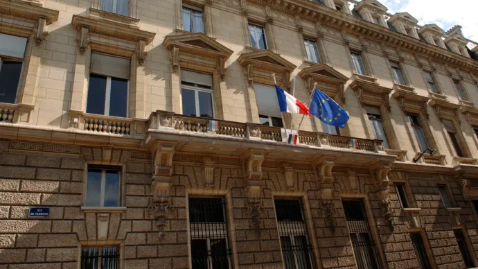 Crédit ci-après