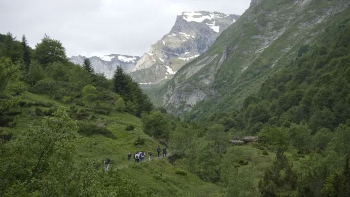 Randonneurs en montagne. Voir le crédit sous l'image.