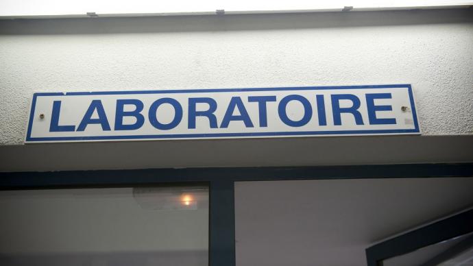 panneau accroché à un mur ou le mot laboratoire est écrit