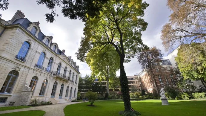 Crédits ci-après