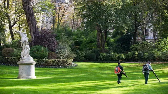 statue dans le jardin du ministère de l'Agriculture et de l'Alimentation