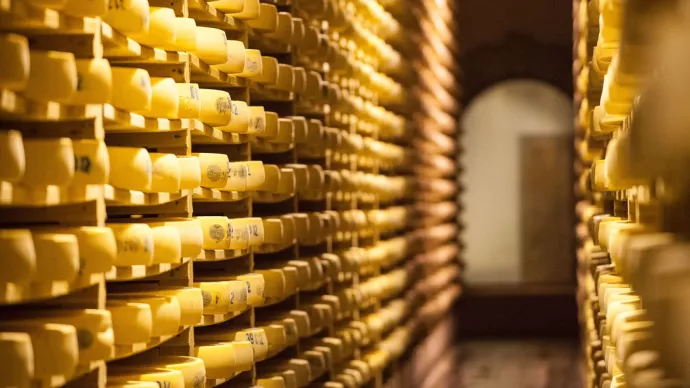 Cave avec des fromages Comté AOP