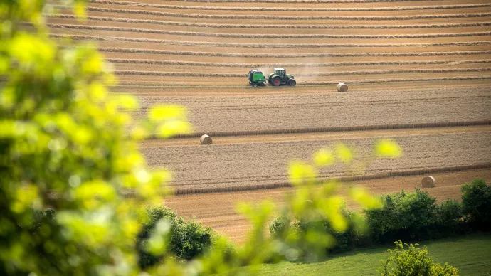 Un tracteur dans un champ après les moissons