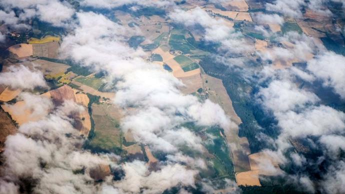 Paysage agricole vu du ciel à travers les nuages