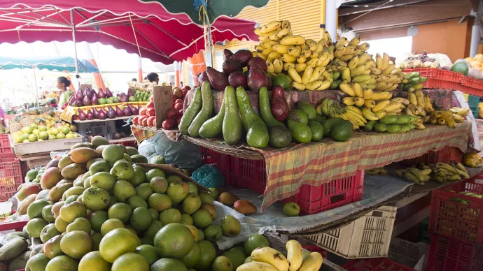 Étal de fruits et légumes antillais