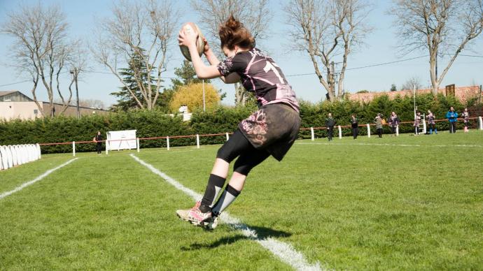 Une joueuse de rugby en pleine action.