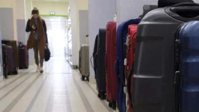 Valises dans un couloir