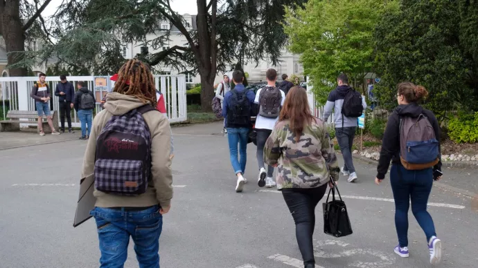 Des élèves à la sortie d'un lycée agricole, voir crédit photo