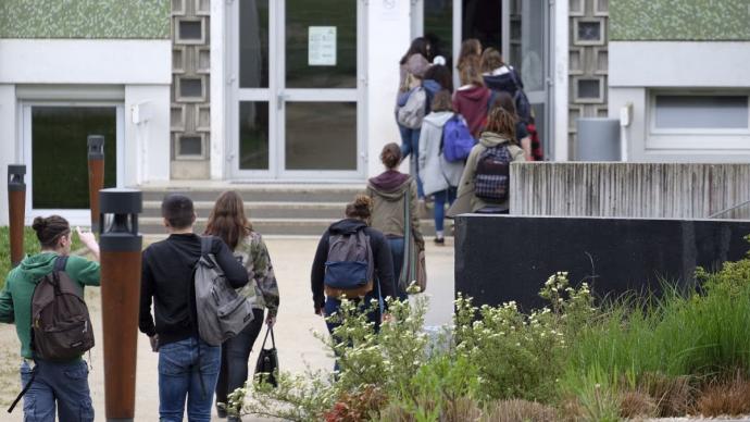 Lycée d'enseignement général et technologique agricole d'Angers. Arrivée des élèves et étudiants sur le site.