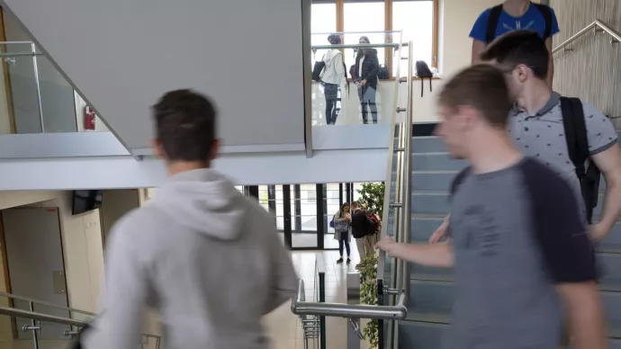 Des élèves à l'intérieur d'un lycée agricole.