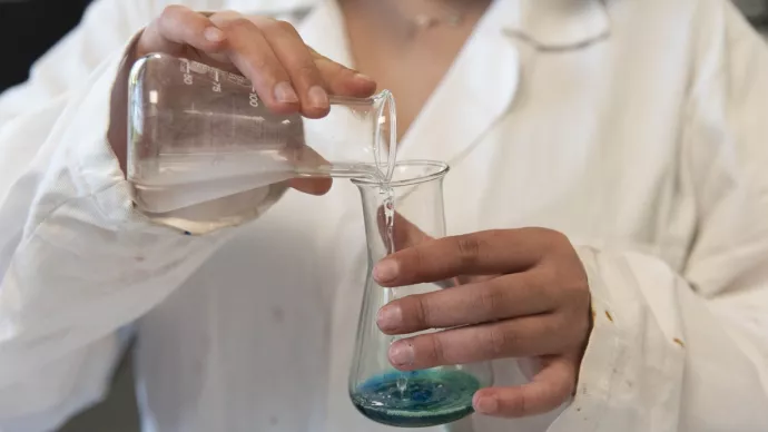 Étudiante tenant des fioles de laboratoire