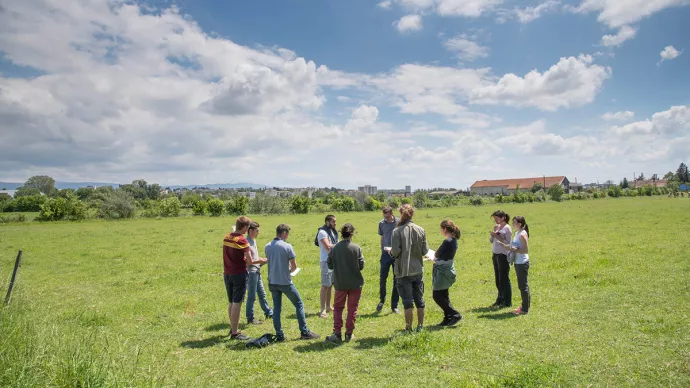 Élèves de l'enseignement agricole dans un champ