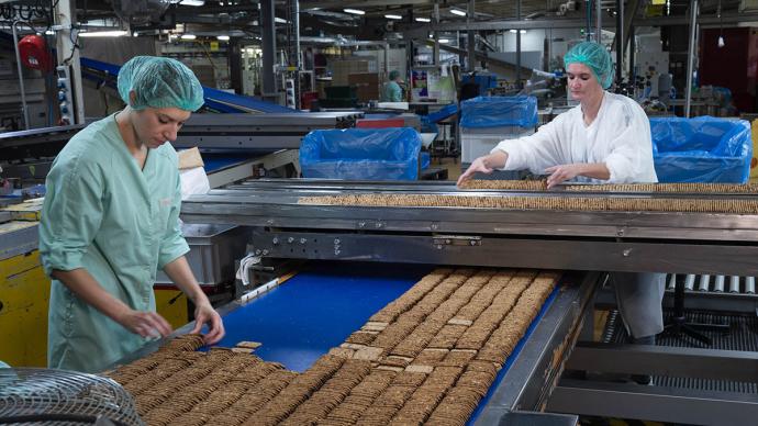 Deux employées vérifient la production de biscuits dans une usine