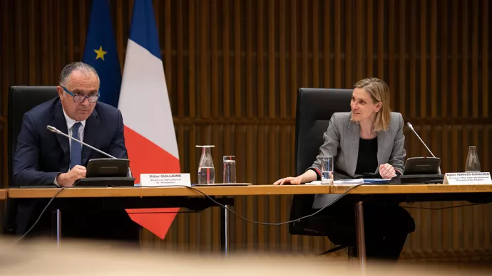 Crédit ci-après